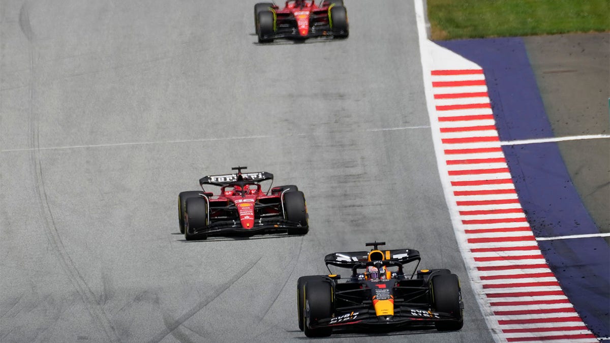 Max Verstappen berkendara