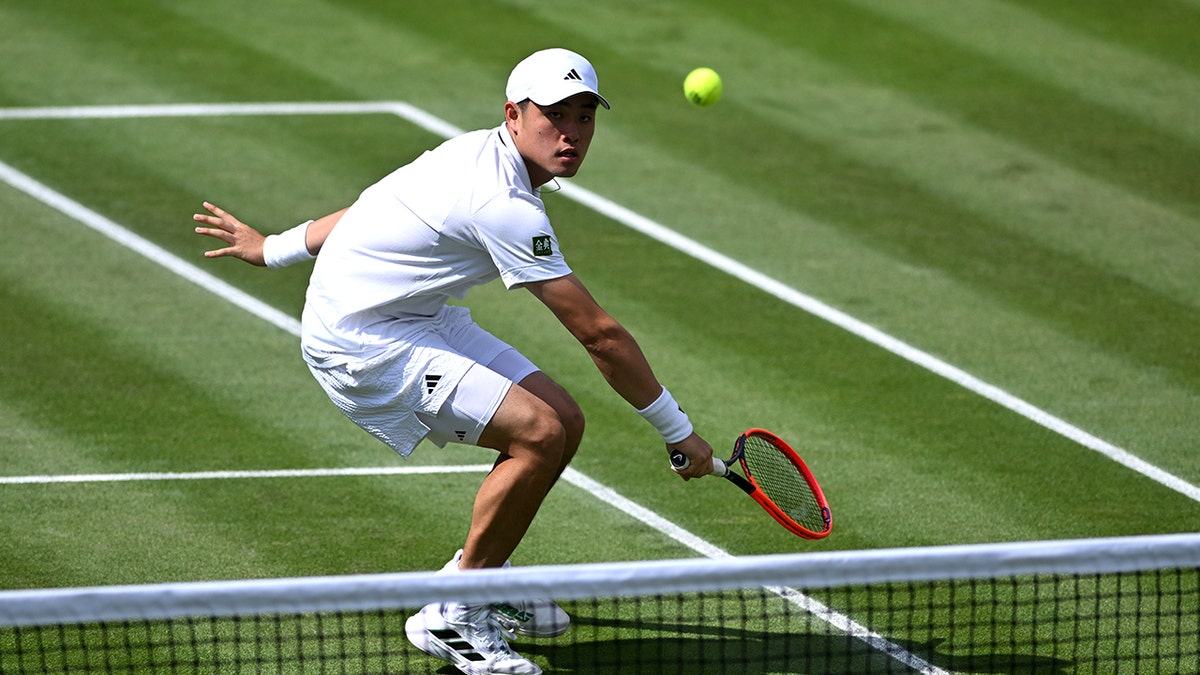 Tennis star Wu Yibing appears to faint at Wimbledon after breathing complaints report Fox News
