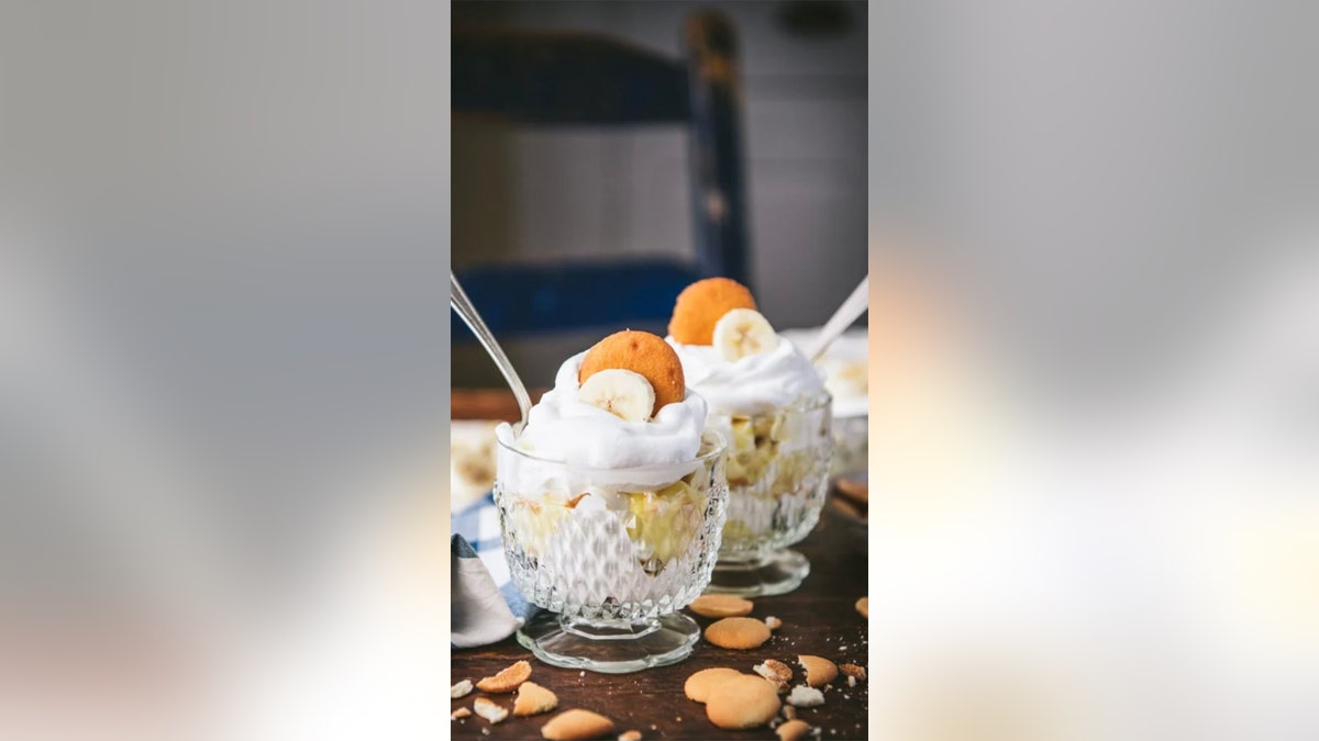 banana pudding in glass cup