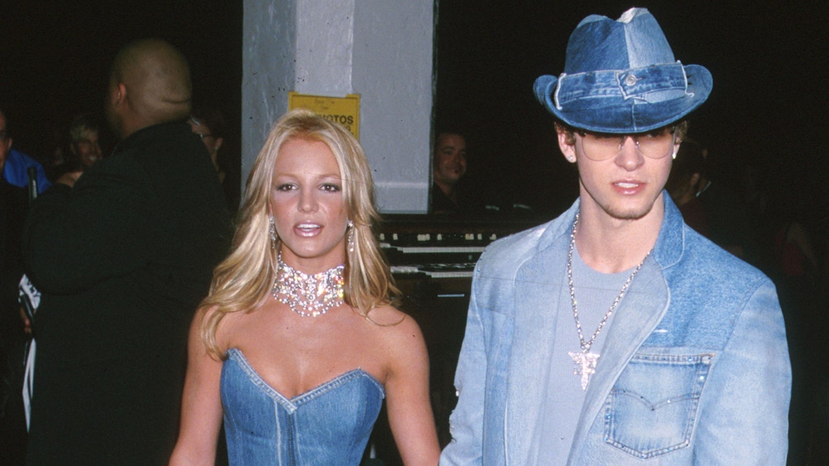 Britney Spears e Justin Timberlake vestindo roupas jeans no American Music Awards