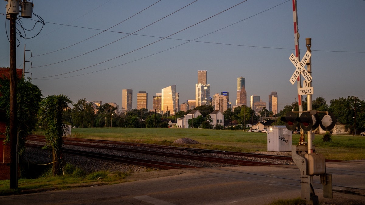 O centro de Houston, Texas, é visto atrás dos trilhos da ferrovia