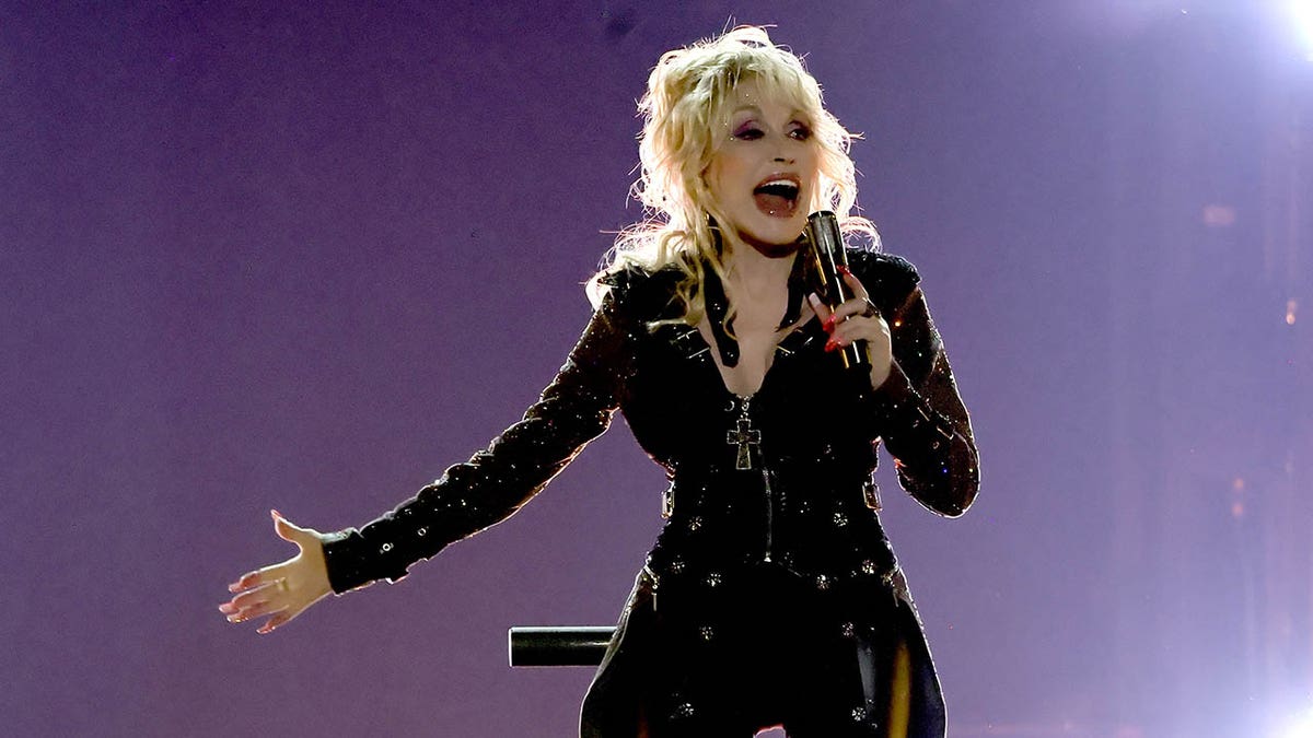 Dolly Parton's First-Ever Rock Album Rockstar Set for Global Release  November 17