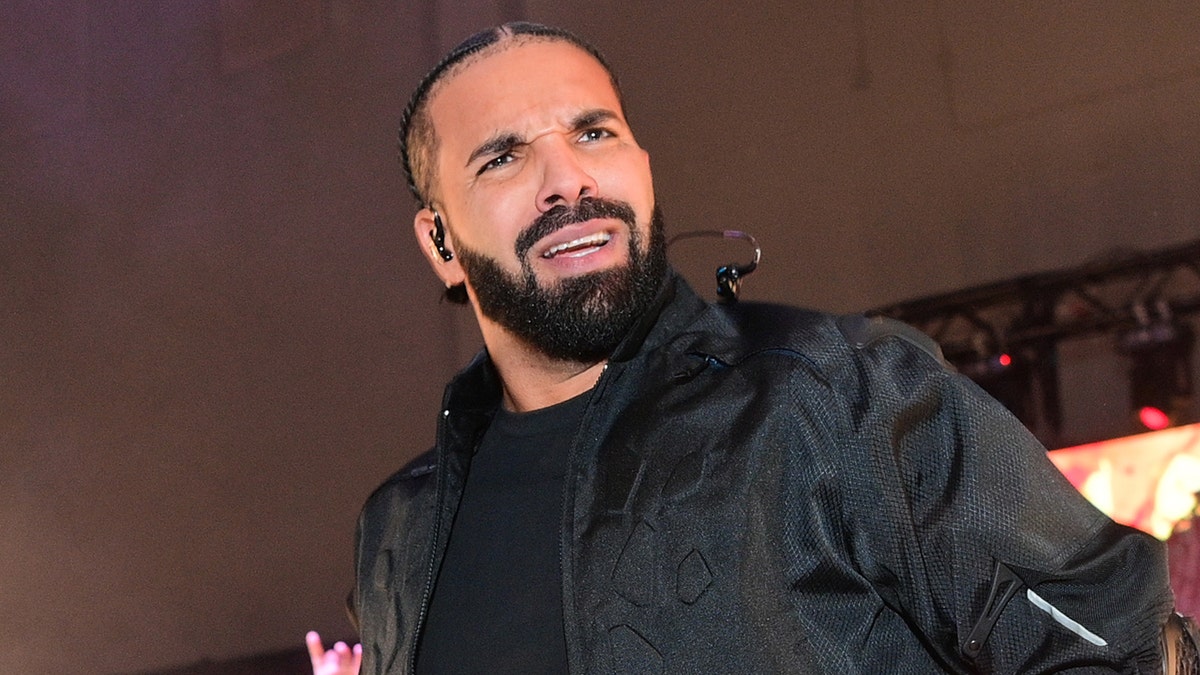 Photos: Drake Opens 'It's All A Blur' Tour in Chicago - The Source