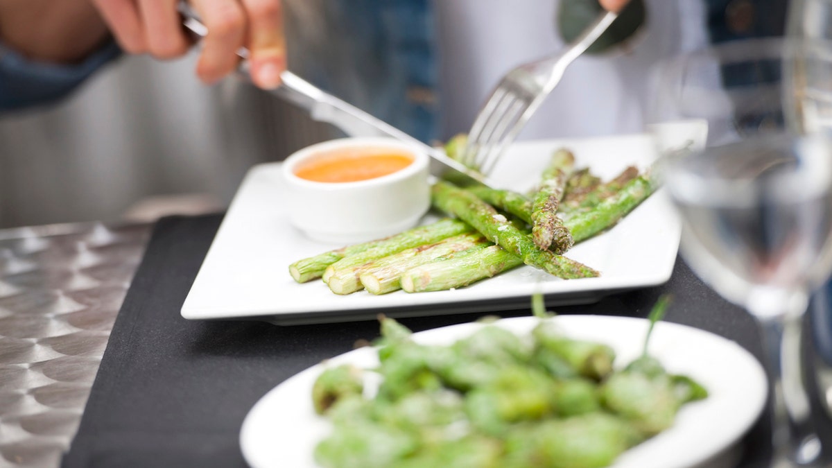 Makan asparagus