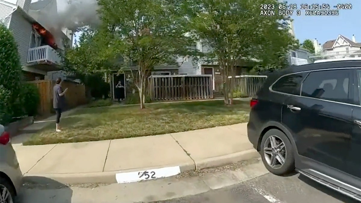 Bodycamera footage shows the police officer approaching a burning building