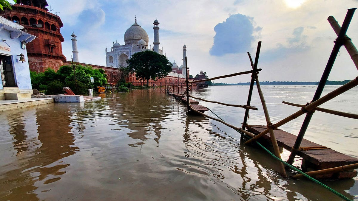 Taj mahal flooding