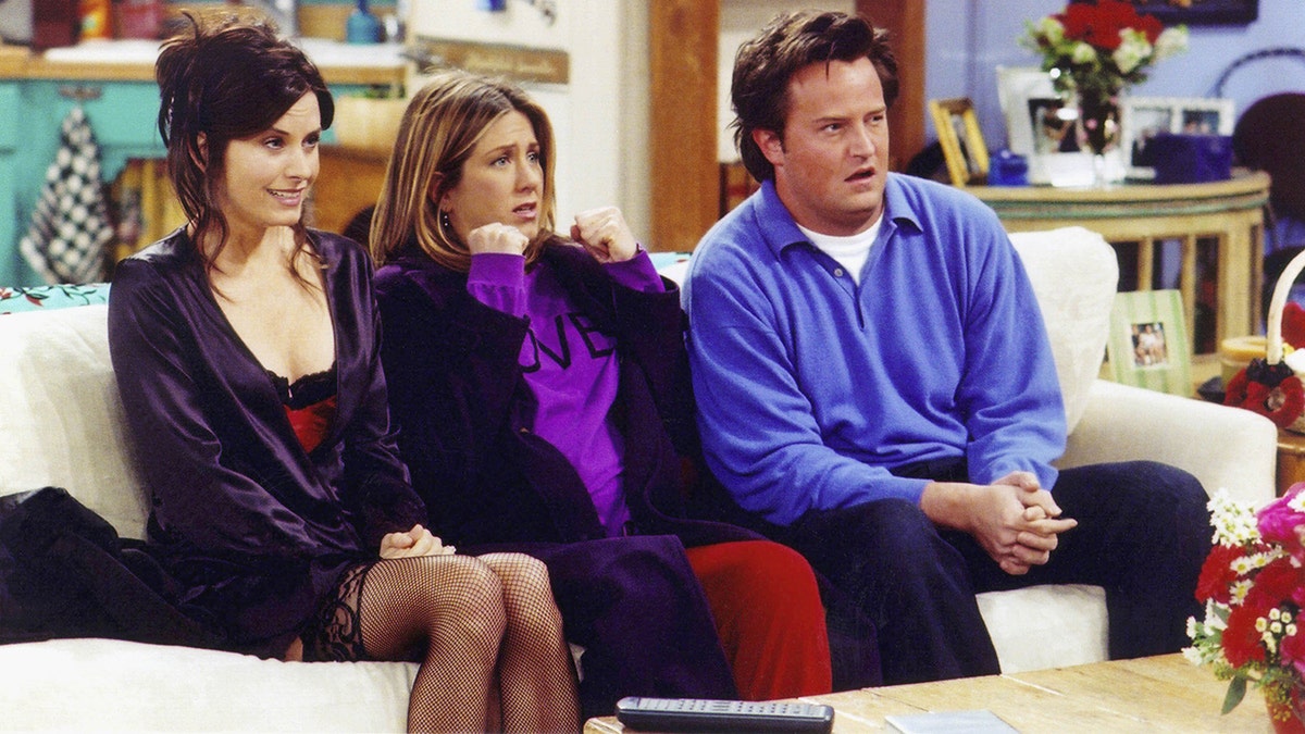 Courteney Cox, Jennifer Aniston and Matthew Perry filming a scene for "Friends"