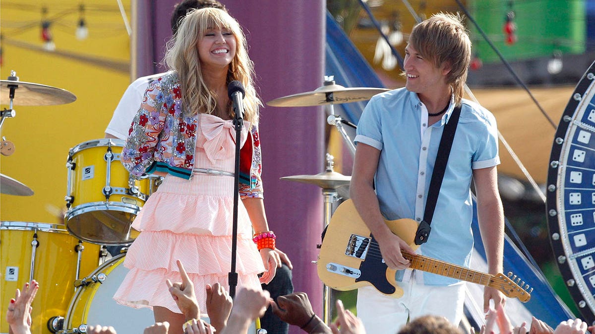 miley cyrus singing on stage during scene from hannah montana movie