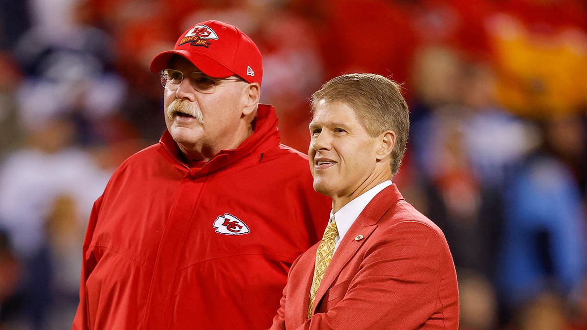 Andy Reid and Clark Hunt talk before an NFL game