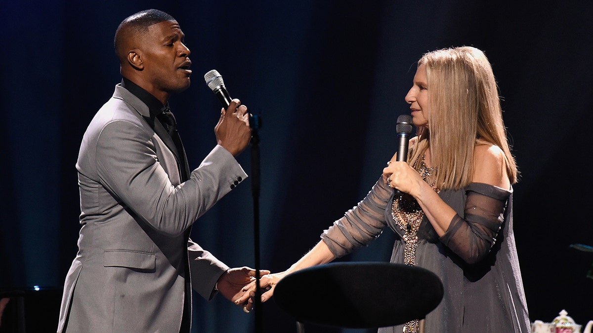 Jamie Foxx and Barbra Streisand sing a duet on stage