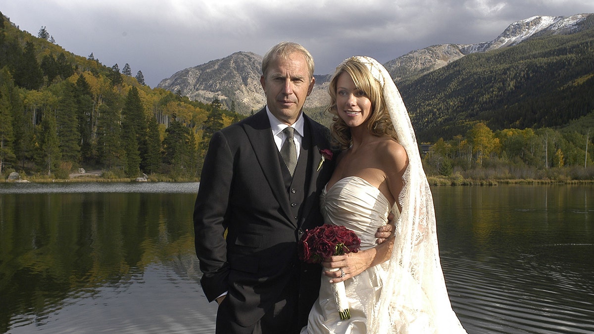 Kevin Costner usa terno preto em casamento com Christine Baumgartner
