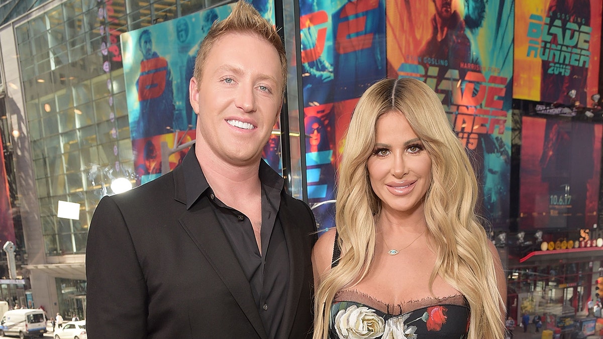 Kim Zolciak e Kroy Biermann sorridono durante l'opportunità fotografica di Times Square