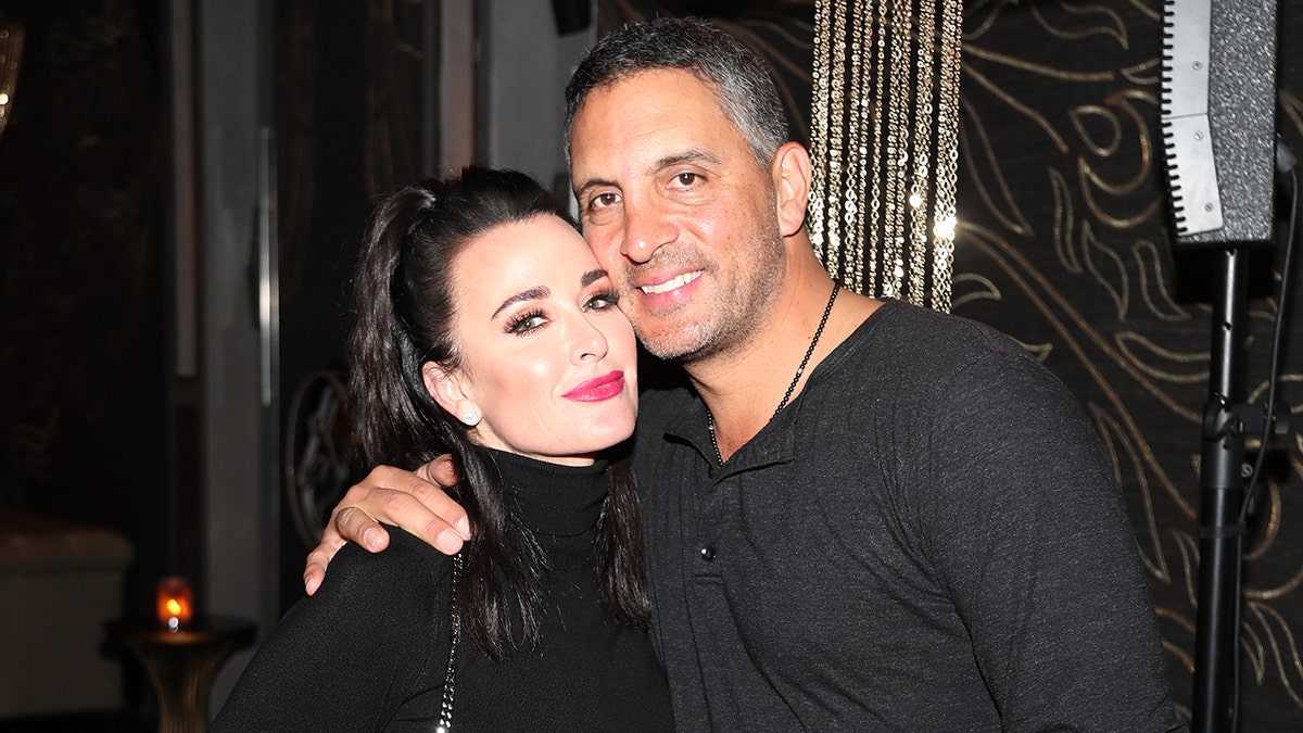 Kyle Richards e Mauricio Umansky si abbracciano a un evento