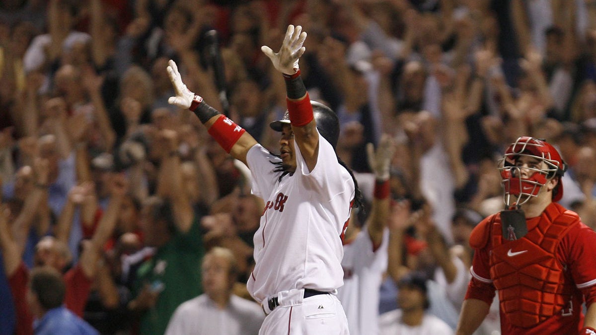 Tangan Manny Ramirez terangkat