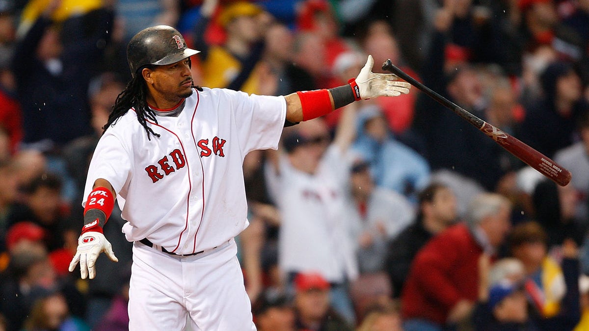 Manny Ramirez watches home run