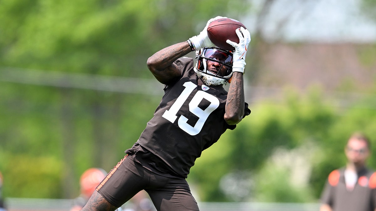 Marquise Goodwin makes catch
