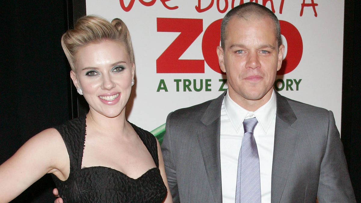 scarlett johansson matt damon at we bought a zoo premiere