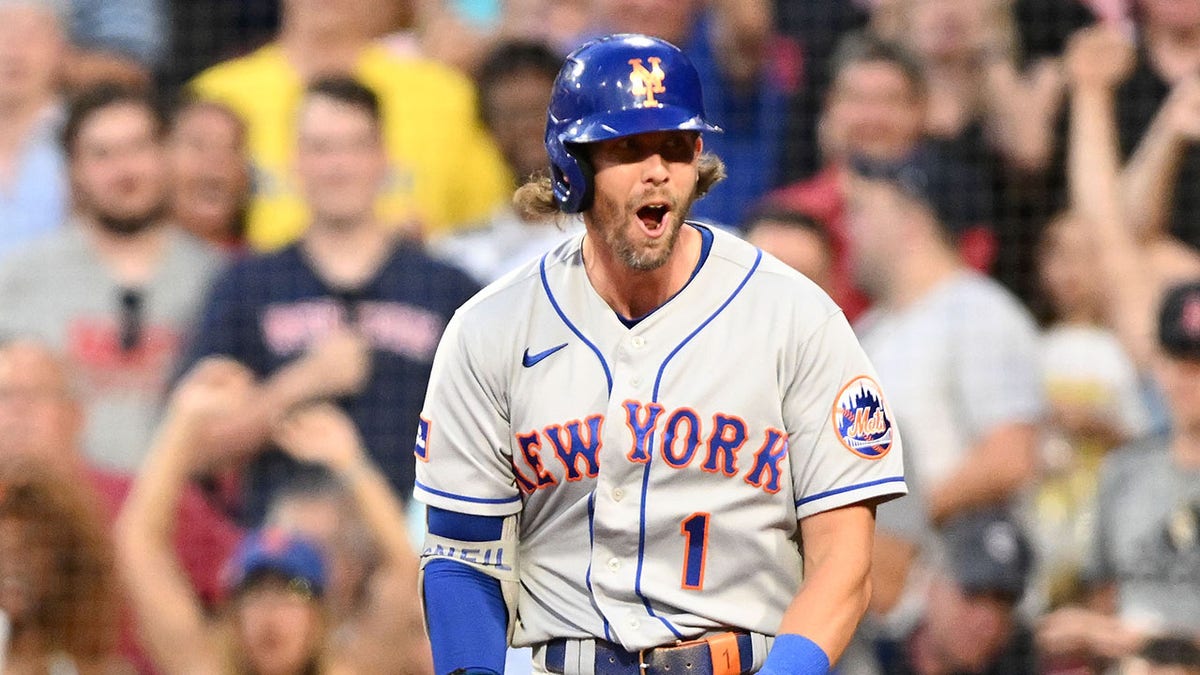 The Athletic MLB on X: Jeff McNeil, silky smooth barehand 🤤 🎥 @Cut4   / X