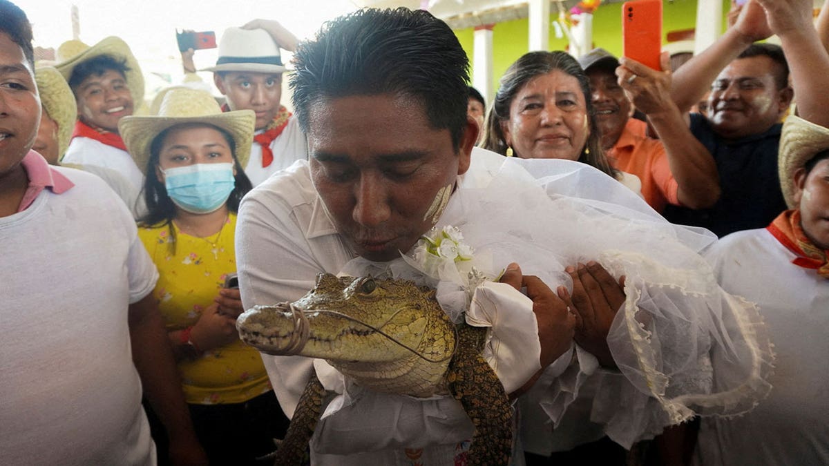 Mexico mayor kisses crocodile