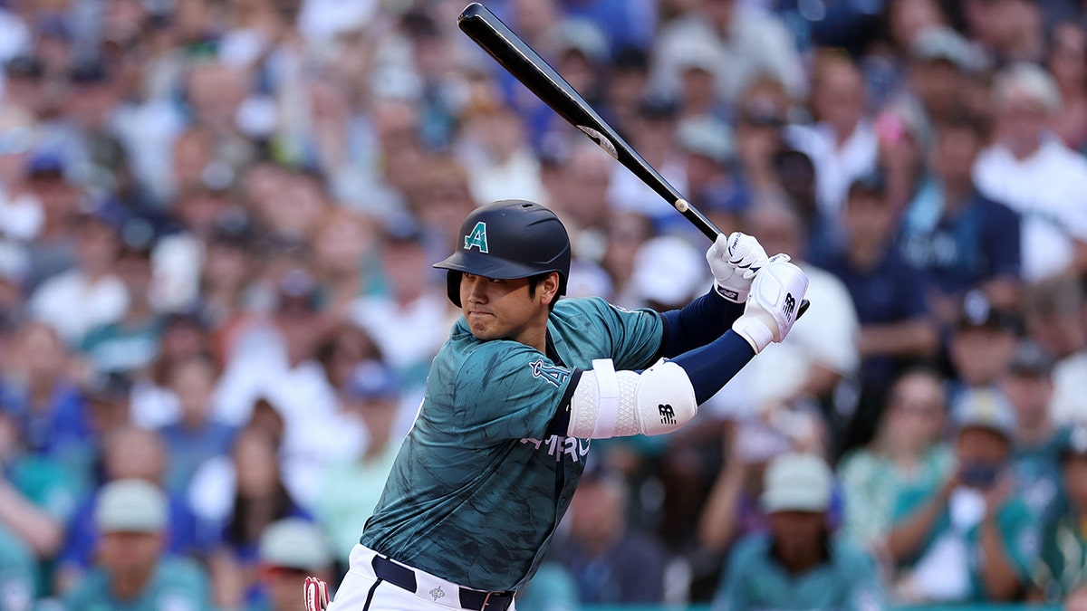 Shohei Ohtani hit with 'Come to Seattle' chants by Mariners fans