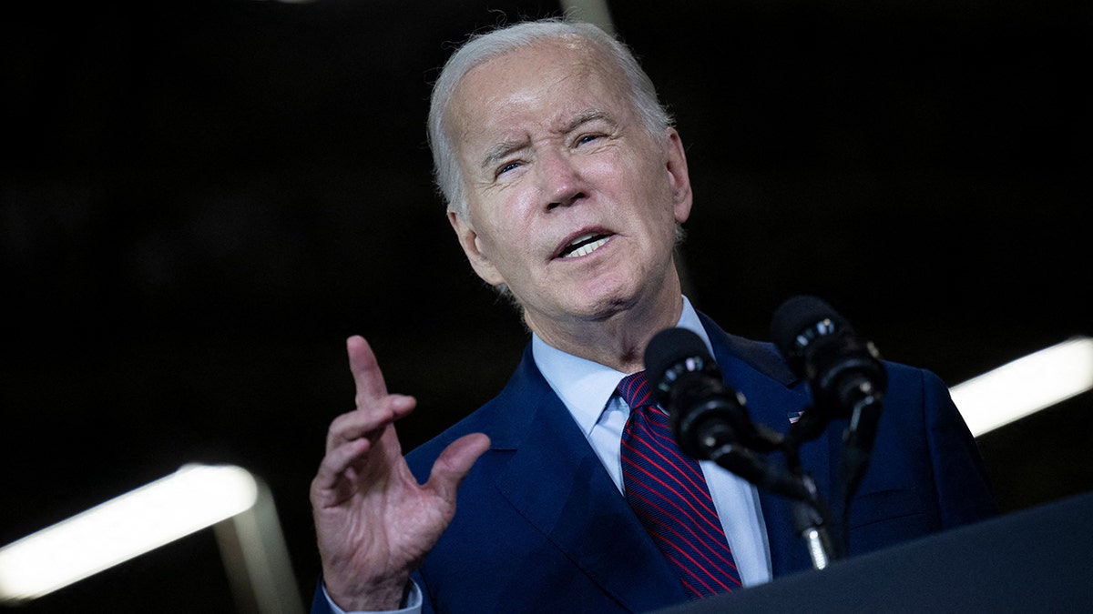 El Presidente de EE.UU. Joe Biden se dirige a la multitud en Auburn, Maine