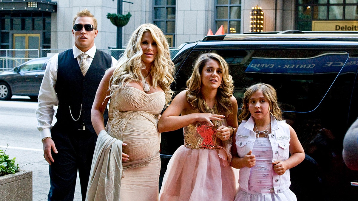 Kroy Biermann e Kim Zolciak partecipano al baby shower RHOA con le figlie