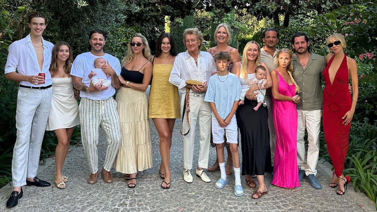 Rod Stewart sorride con la famiglia in Spagna