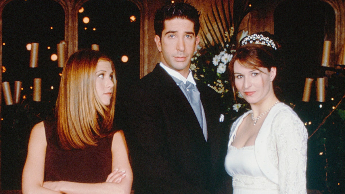 Jennifer Aniston, David Schwimmer and Helen Baxdale behind the scenes of "Friends"