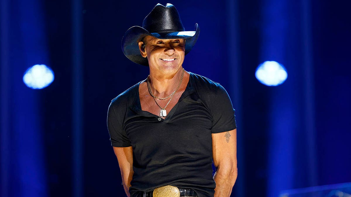 tim mcgraw on stage smiling