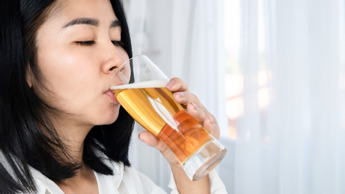 Mujer bebiendo cerveza