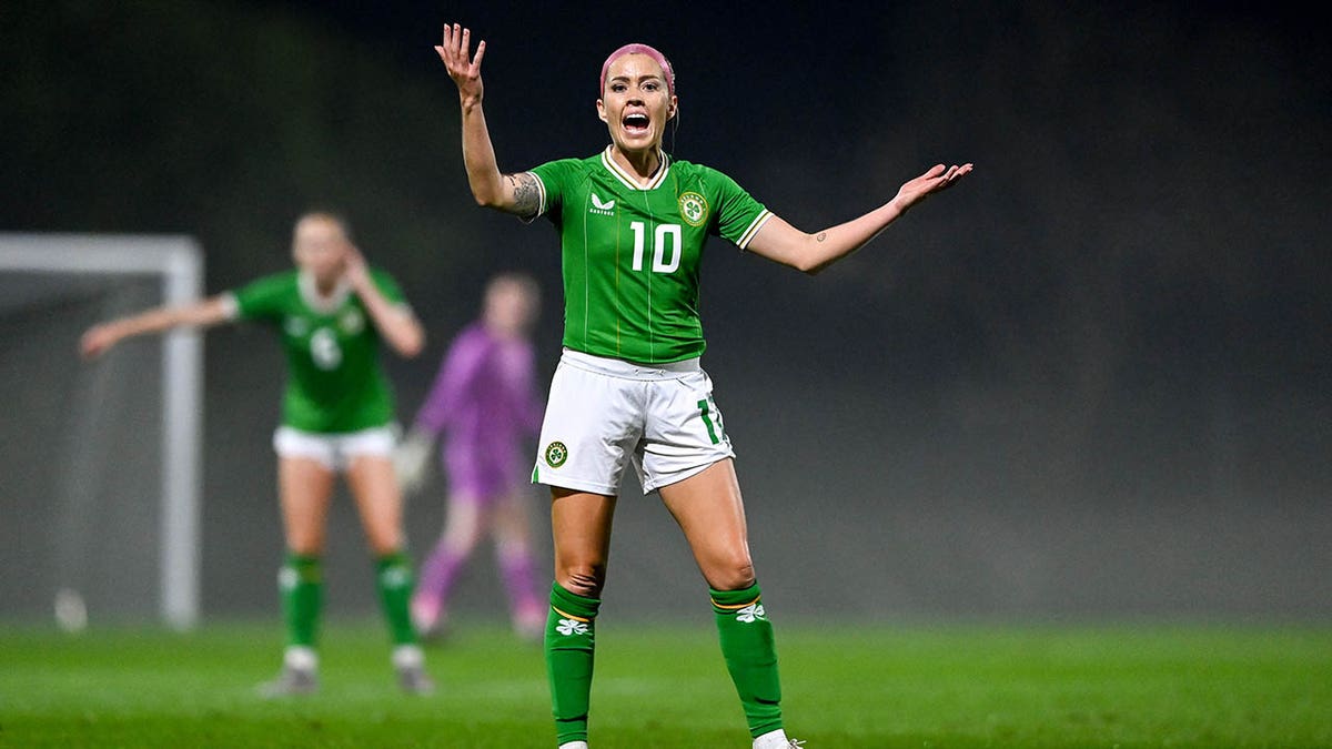 Denise O'Sullivan calls for a pass