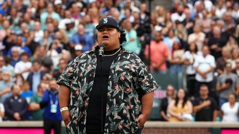 'American Idol' winner apologizes after keeping hat on while performing national anthem