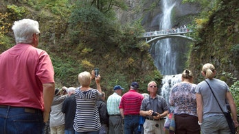 Oregon father of 5 dies after falling from Multnomah Falls trail: report