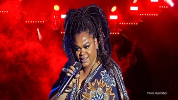 R&B singer cuts up National Anthem live on stage with anti-American lyrics: 'Blood built this land'