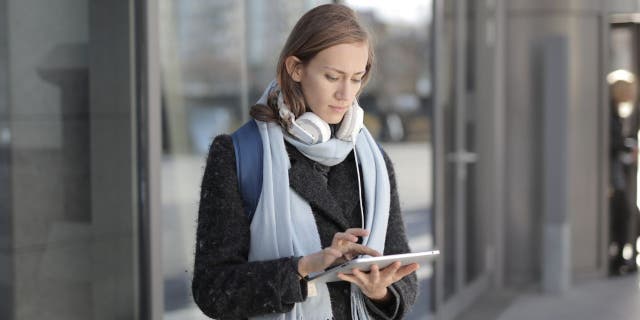 امرأة تستخدم جهاز iPad الخاص بها