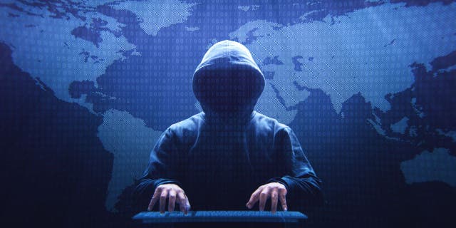 Sosok yang tidak menyenangkan mengetik di keyboard.