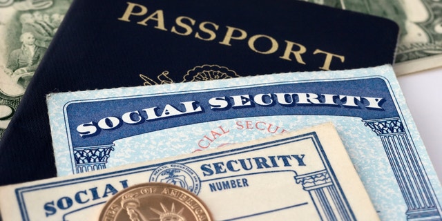 Paspor dan kartu Jaminan Sosial