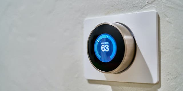 Foto eines intelligenten Thermostats.