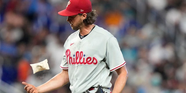 Aaron Nola lancia un sacchetto di colofonia