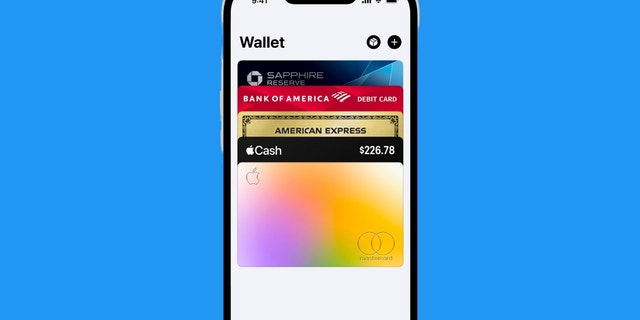 Digitale Geldbörse auf einem Smartphone mit mehreren Karten