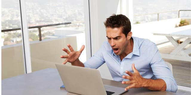 رجل يصرخ على شاشة الكمبيوتر