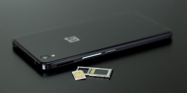 iPhone'un yanındaki SIM kart yüzü aşağı dönük