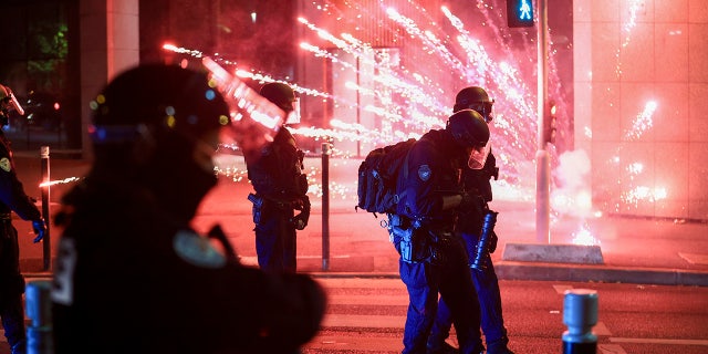 Französische Randalierer werfen Feuerwerkskörper