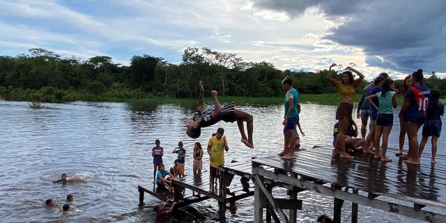 Kids play in Atalaia do Norte, Amazonas
