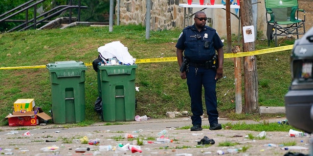 Botes de basura, oficial de policía