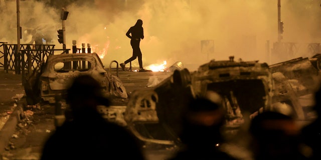 Rioters and debris in Frances streets