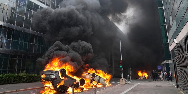 El gobierno francés recomendó restricciones en TikTok después de que Macron culpó a la aplicación china de alimentar a los jóvenes alborotadores. 4 Un coche incendiado en las calles de las afueras de París