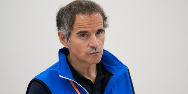 Ucrania y Rusia se acusan mutuamente de planear un ataque inminente contra la planta nuclear más grande de Europa 6 Rafael Mariano Grossi, director general de la Agencia Internacional de Energía Atómica, se ve con una chaqueta azul tomando la pregunta de un reportero