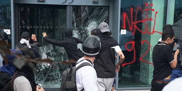Jóvenes destrozan ventanas durante disturbios en Francia
