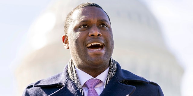 Mondaire Jones spricht vor dem US-Kapitol